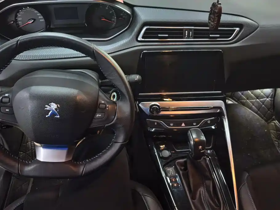 Peugeot 308 2017 — фото 12