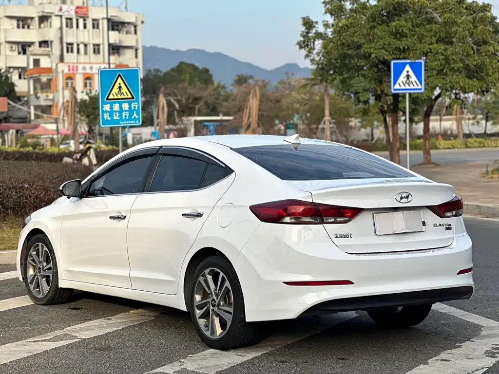 Hyundai Elantra 2019 — фото 13