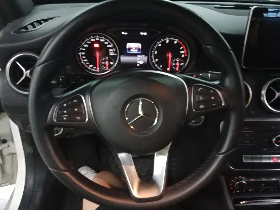 Mercedes-Benz A-Class 2017 — фото 15