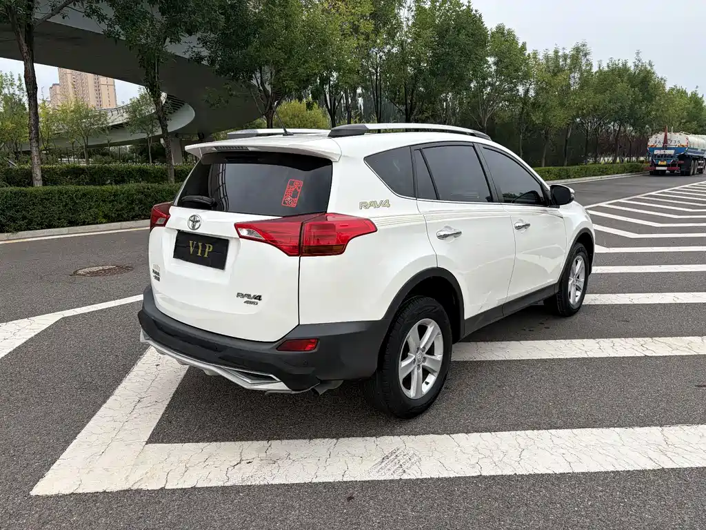 Toyota RAV4 2015 — фото 10