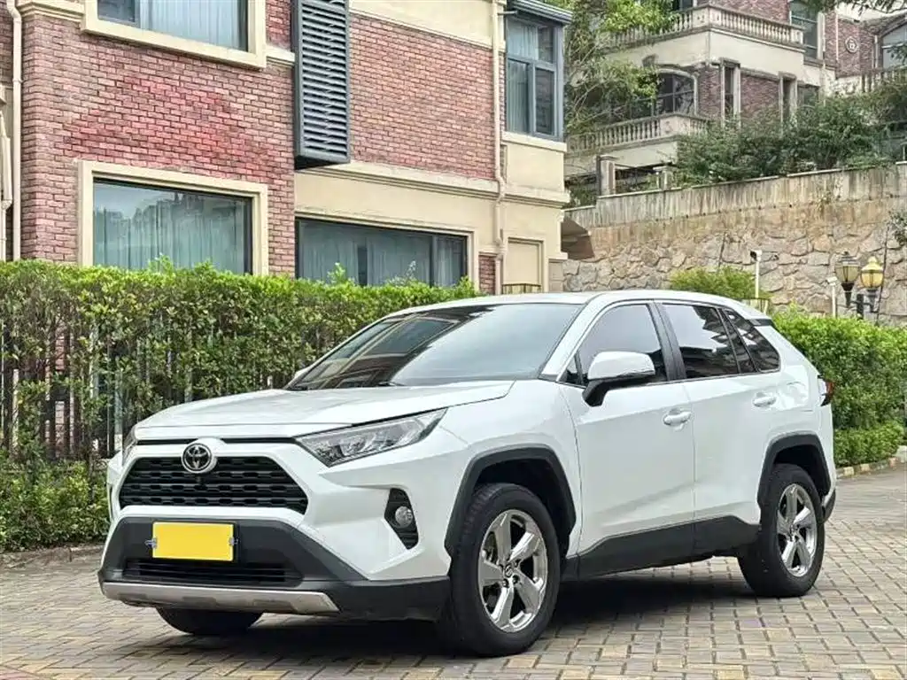Toyota RAV4 2023 — фото 1