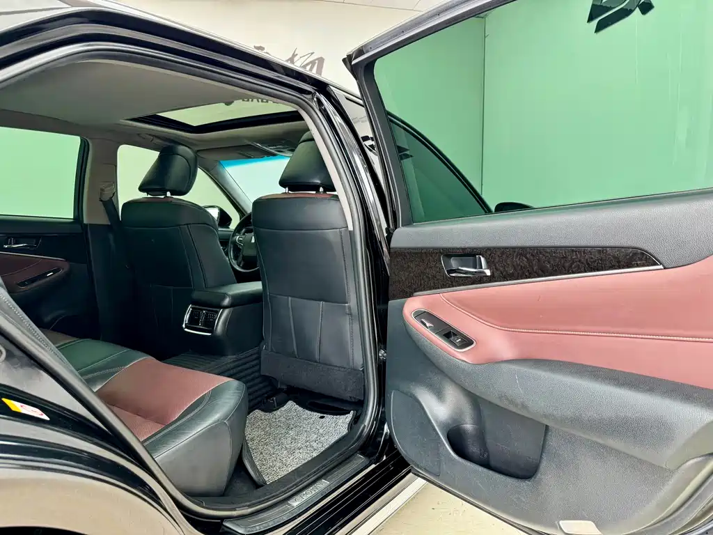 Toyota Crown 2018 — фото 10