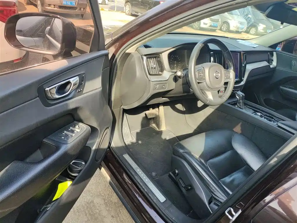 Volvo XC60 2019 — фото 13