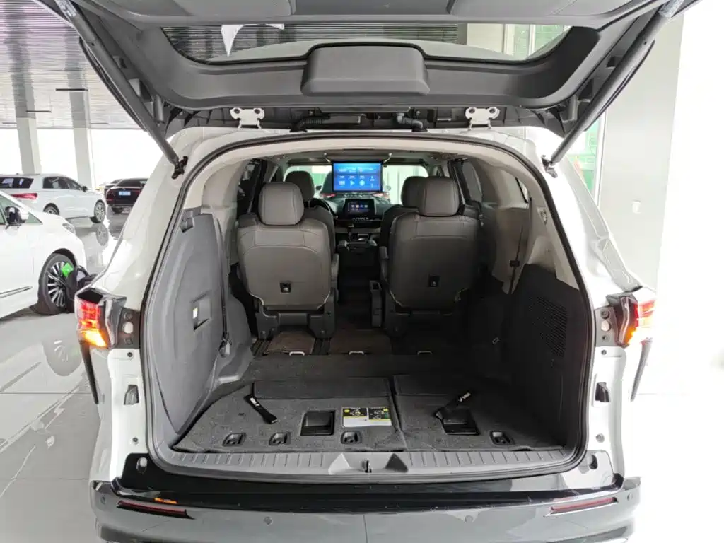 Toyota Sienna 2022 — фото 19
