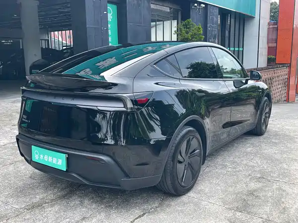 Tesla Model Y 2025