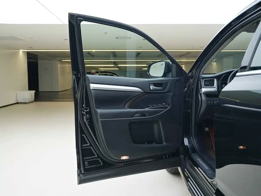 Toyota Highlander 2020 — фото 17