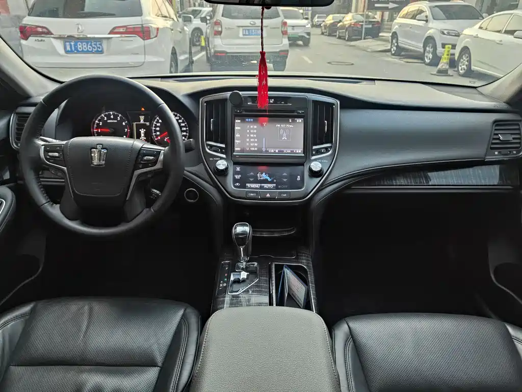 Toyota Crown 2015 — фото 11