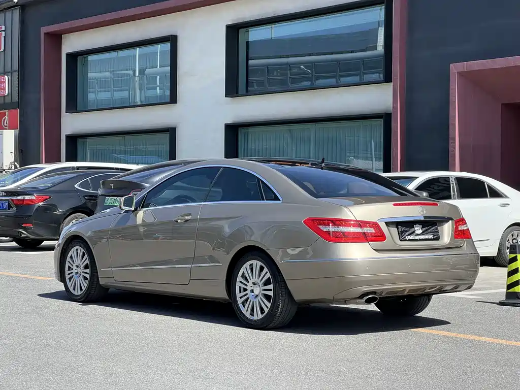 Mercedes-Benz E-Class 2011 — фото 12