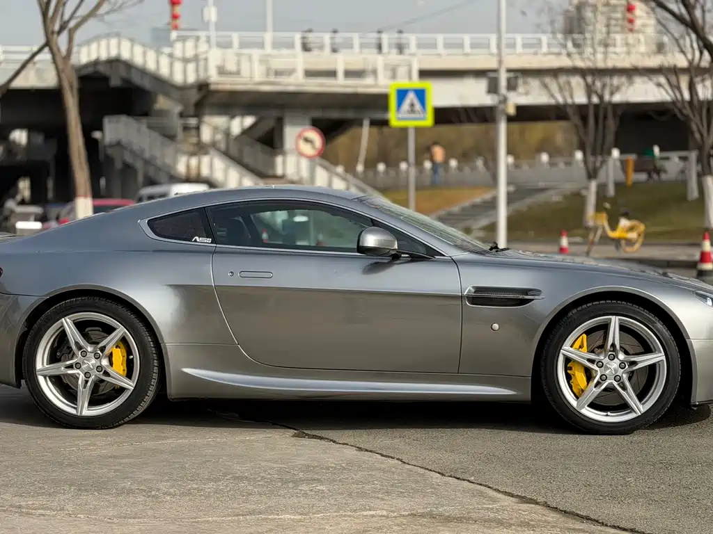 Aston Martin V8 Vantage 2016 — фото 8