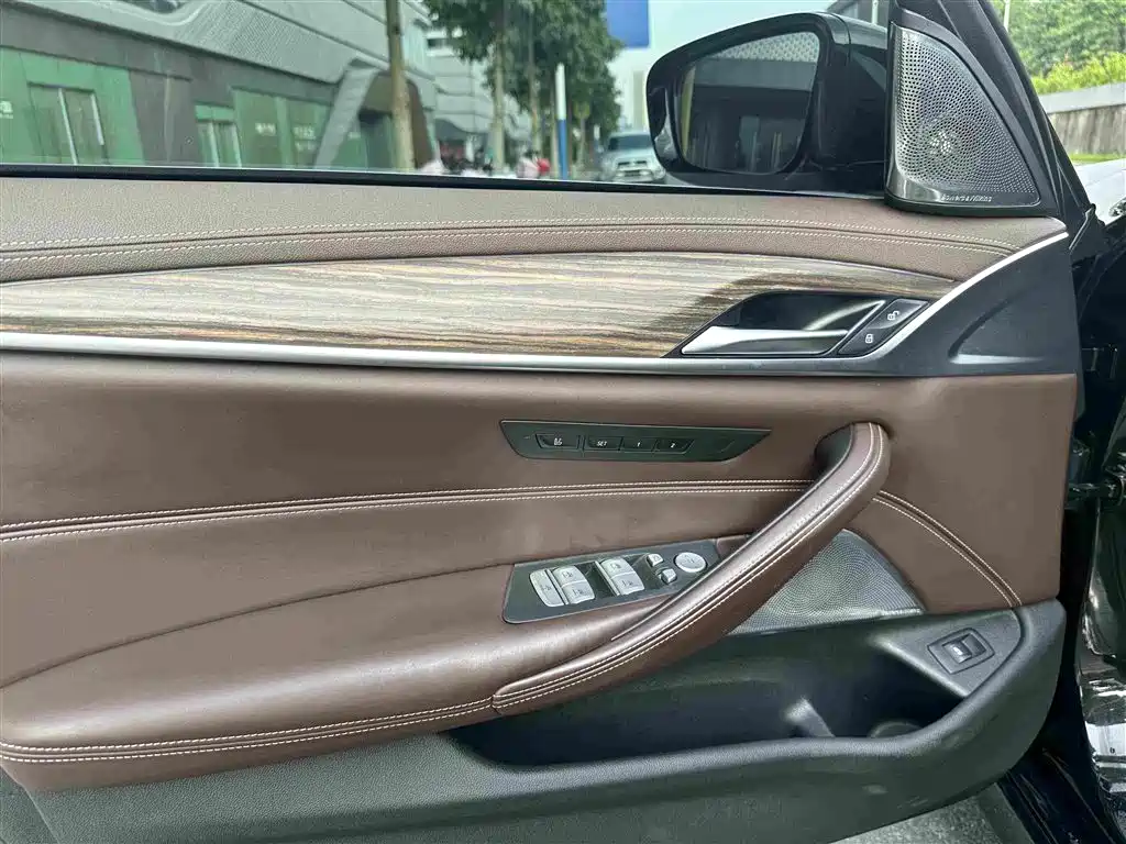 BMW 5 Series 2019 — фото 18