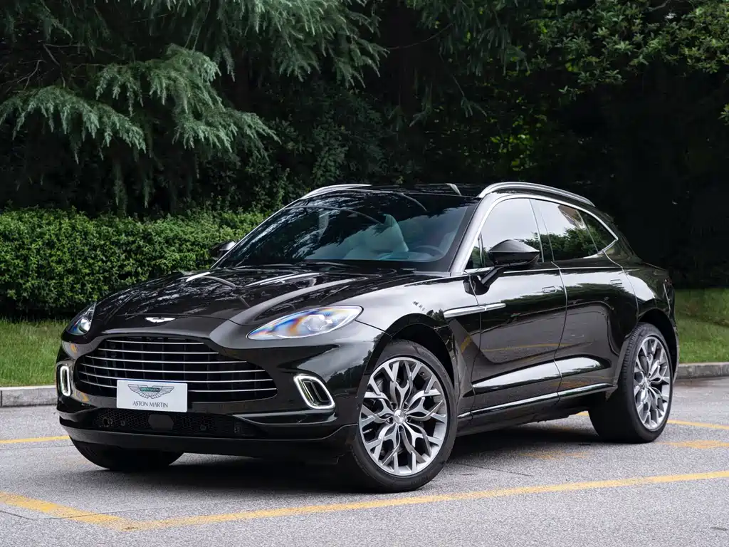 Aston Martin DBX 2026 — фото 1