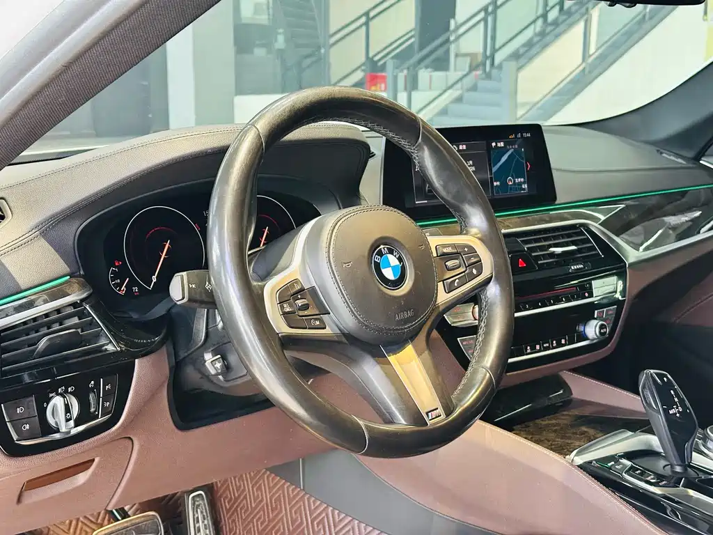 BMW 5 Series 2019 — фото 17