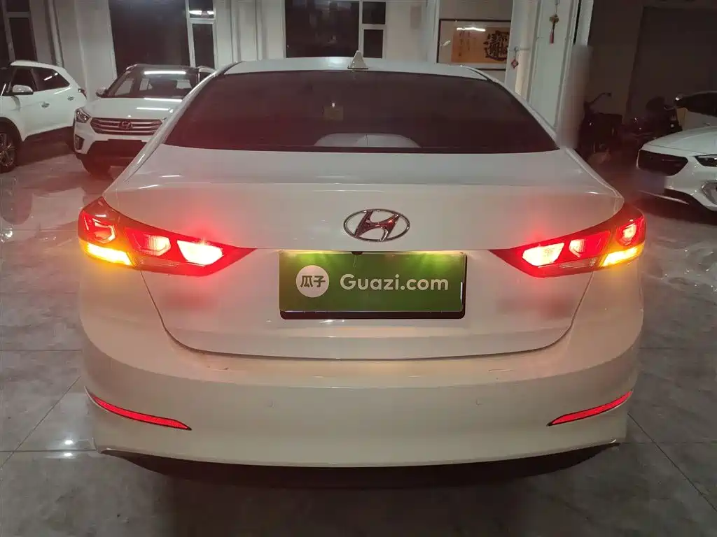 Hyundai Elantra 2018 — фото 6