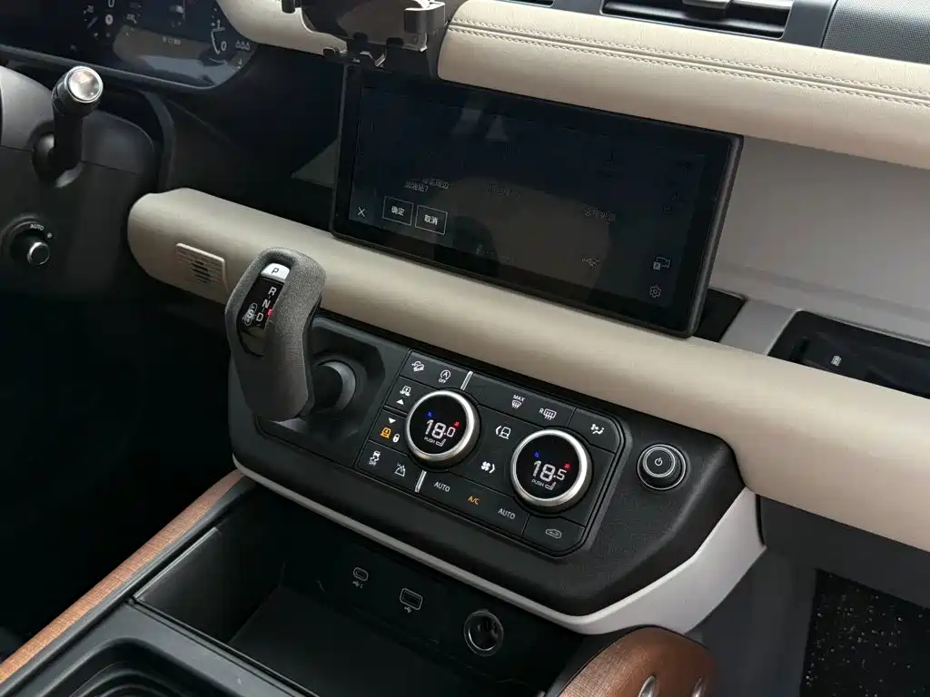 Land Rover Defender 2021 — фото 26