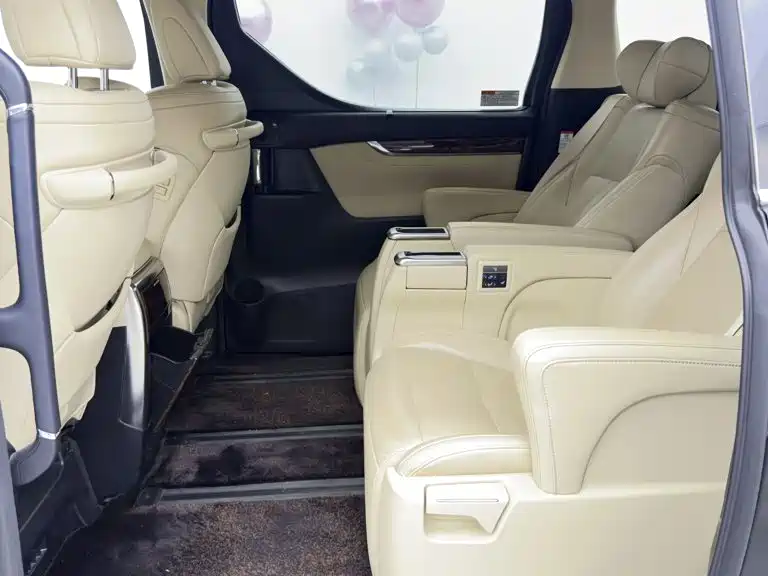 Toyota Alphard 2022 — фото 8