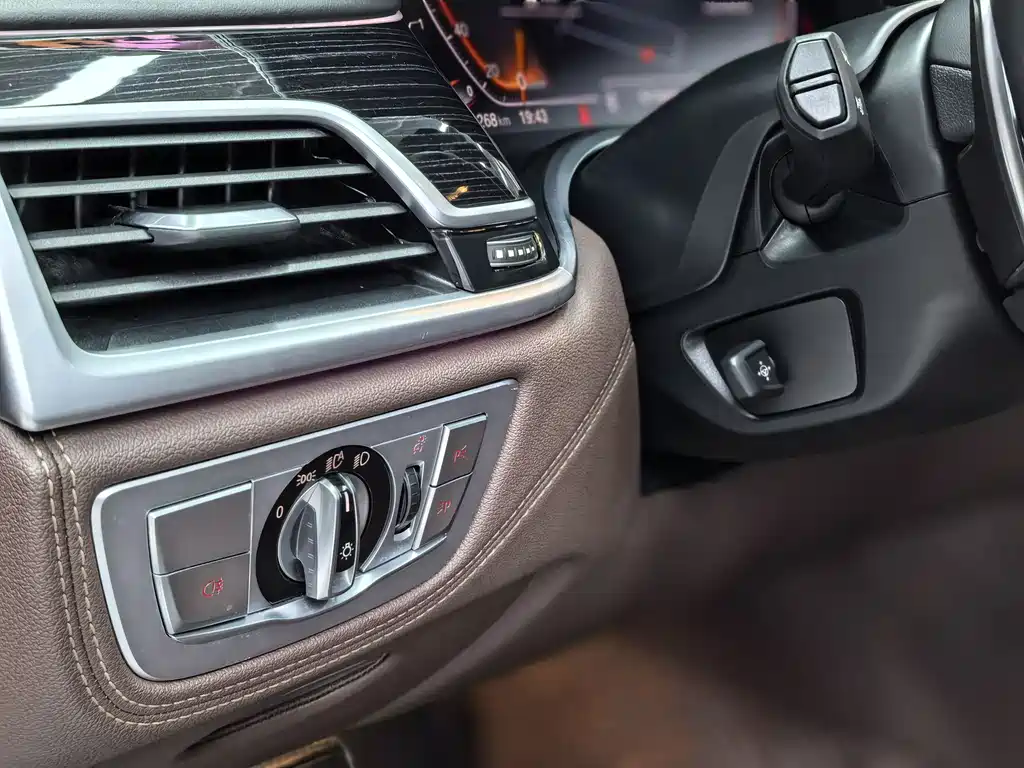 BMW 7 Series 2019 — фото 15