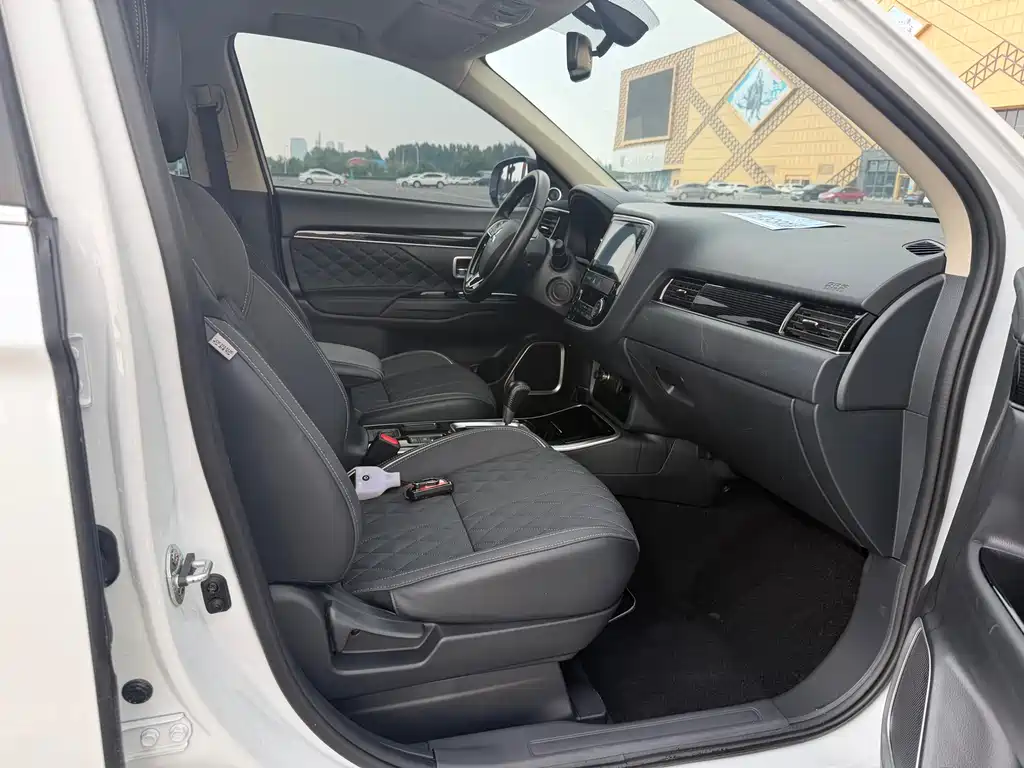 Mitsubishi Outlander 2022 — фото 16