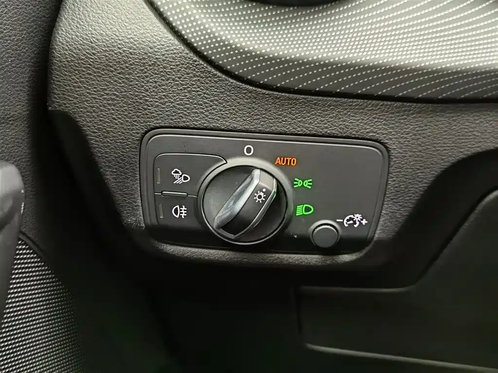 Audi Q2L e-tron 2021 — фото 21