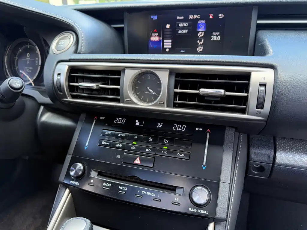 Lexus IS 2014 — фото 16