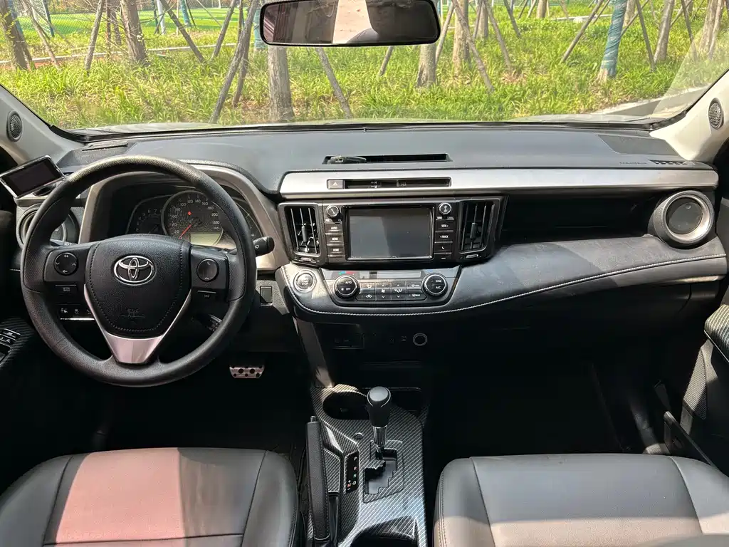 Toyota RAV4 2017 — фото 12