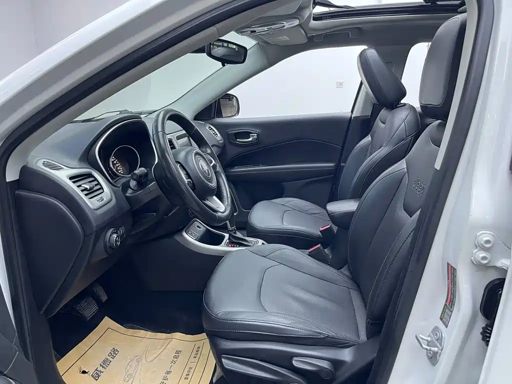 Jeep Compass 2018 — фото 14