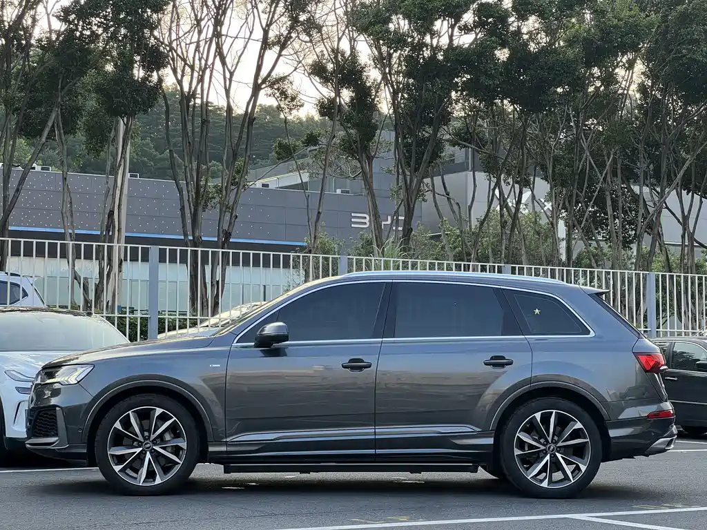 Audi Q7 2021 — фото 7