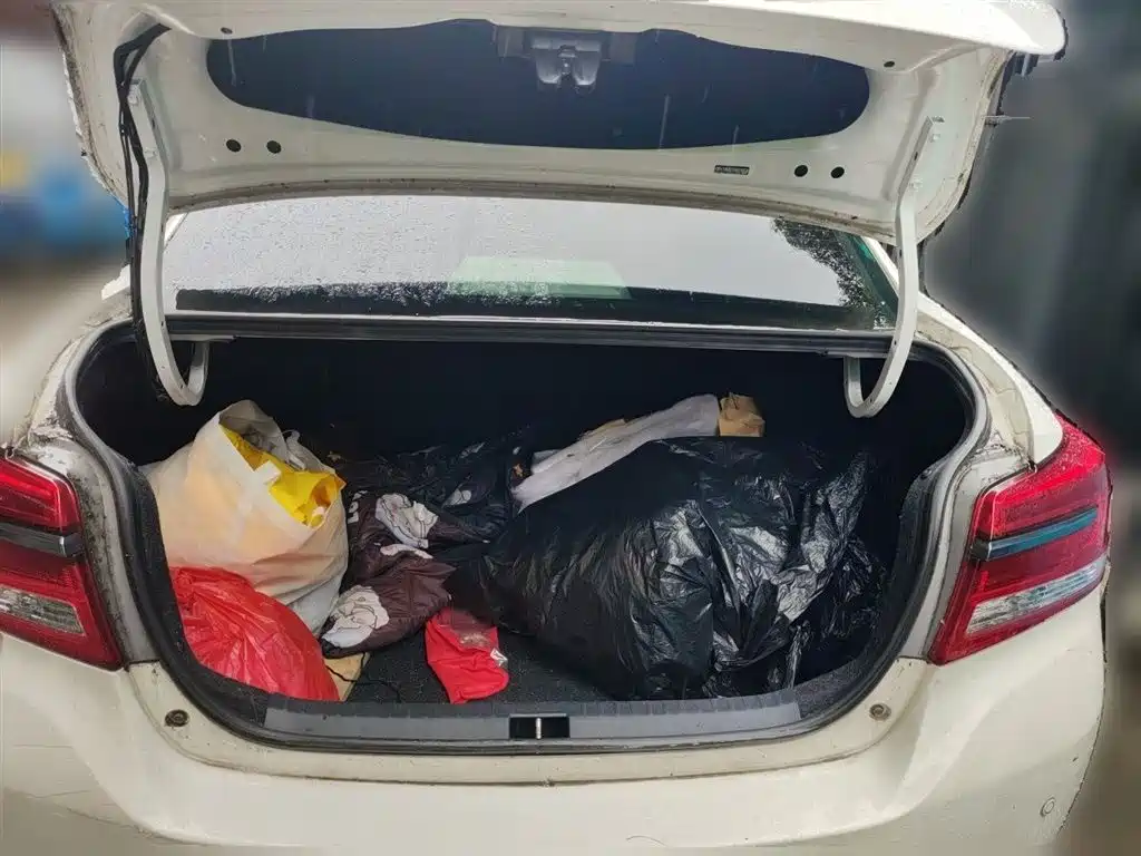 Toyota Yaris L 2017 — фото 10