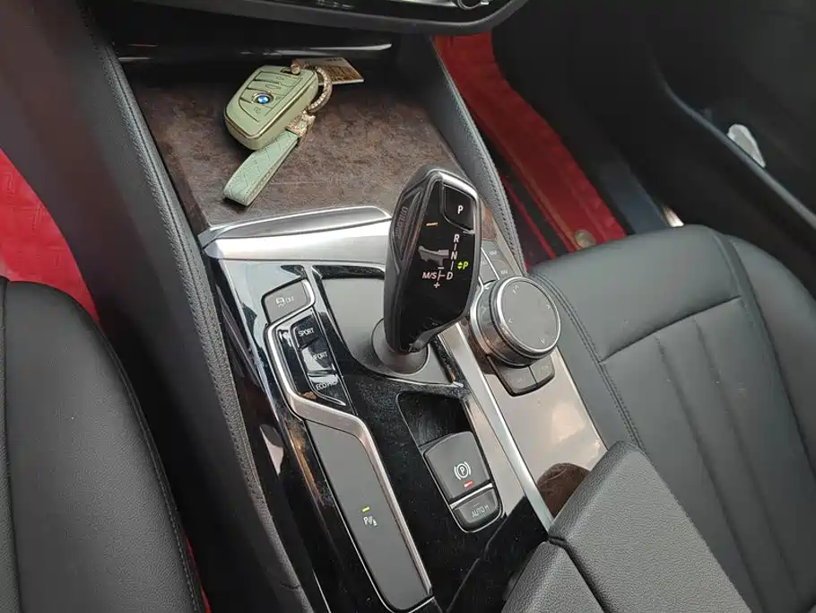 BMW 5 Series 2018 — фото 16