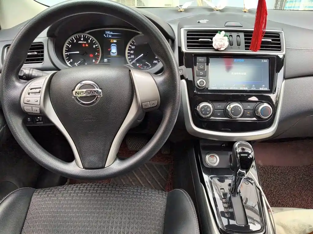 Nissan Tiida 2017 — фото 13