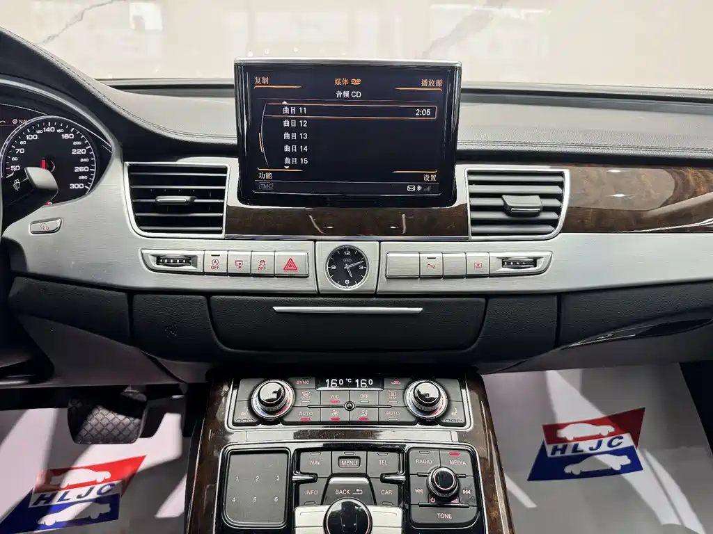 Audi A8 2015 — фото 10