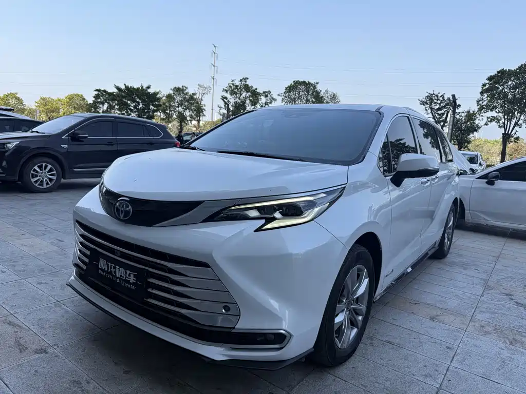 Toyota Sienna 2023 — фото 1