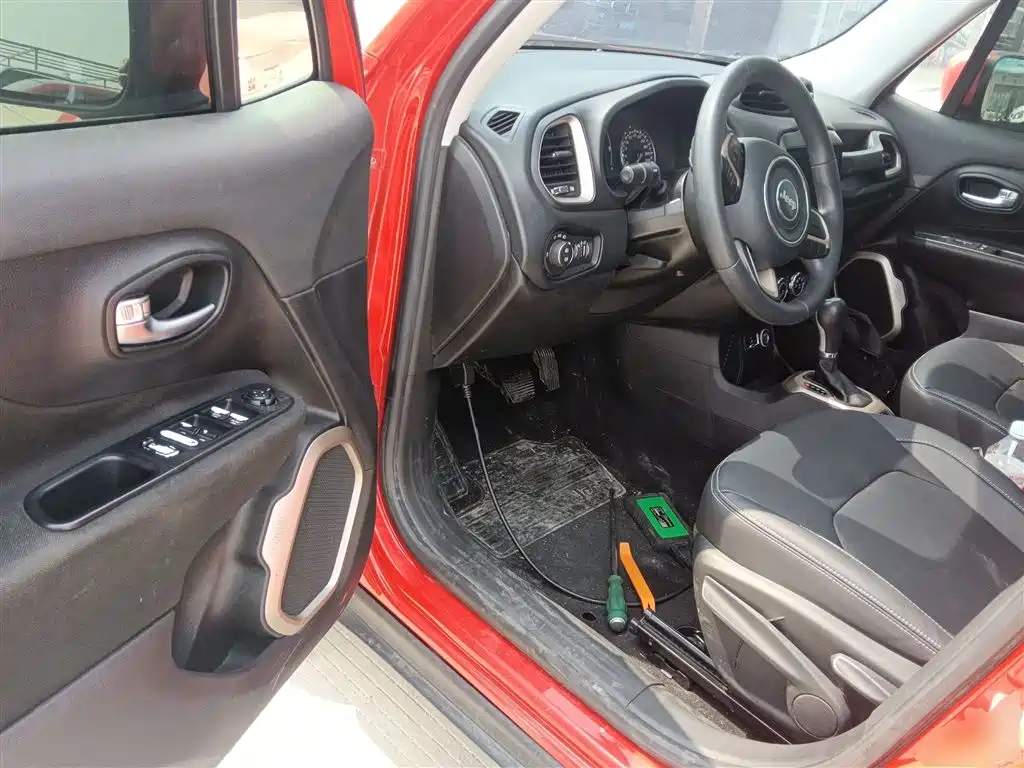 Jeep Renegade 2017 — фото 12