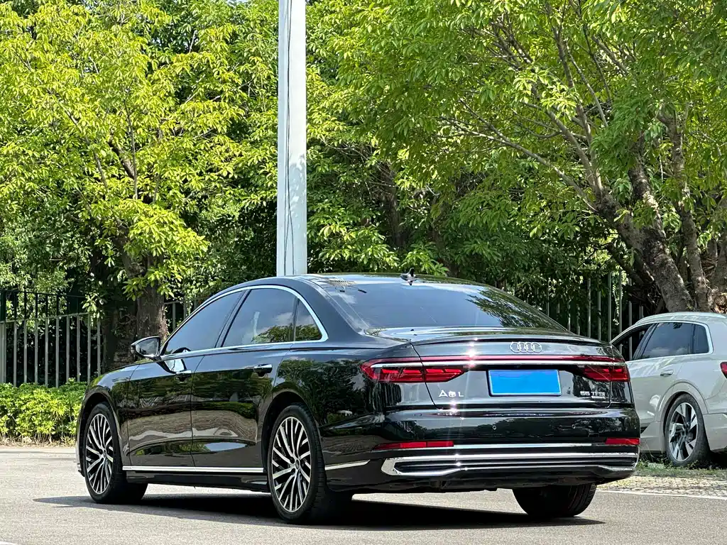Audi A8 2022 — фото 6