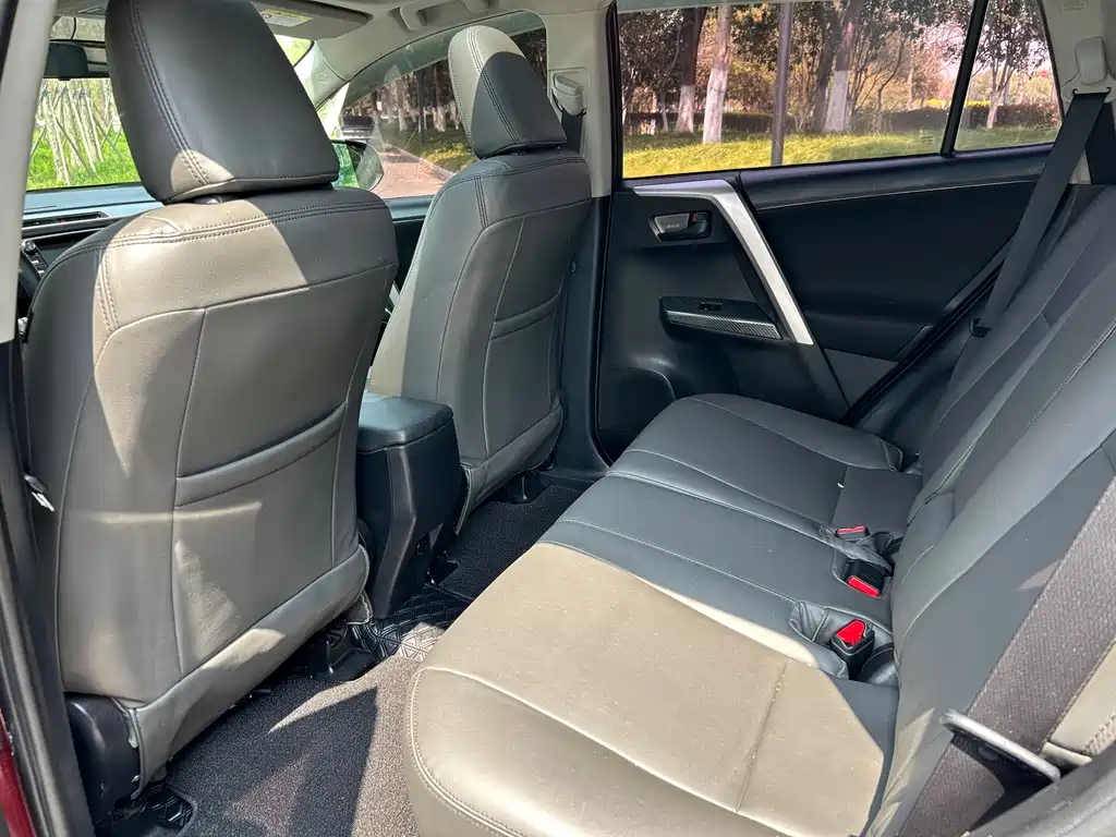 Toyota RAV4 2017 — фото 11