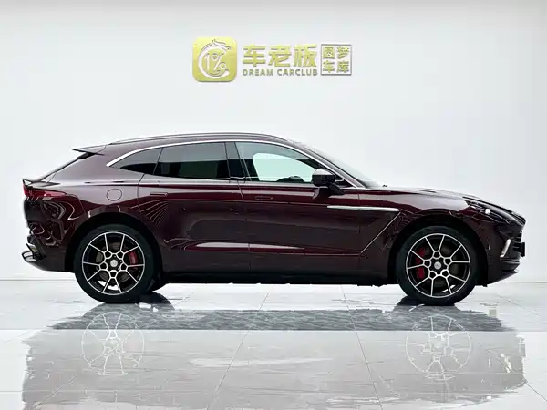 Aston Martin DBX 2021