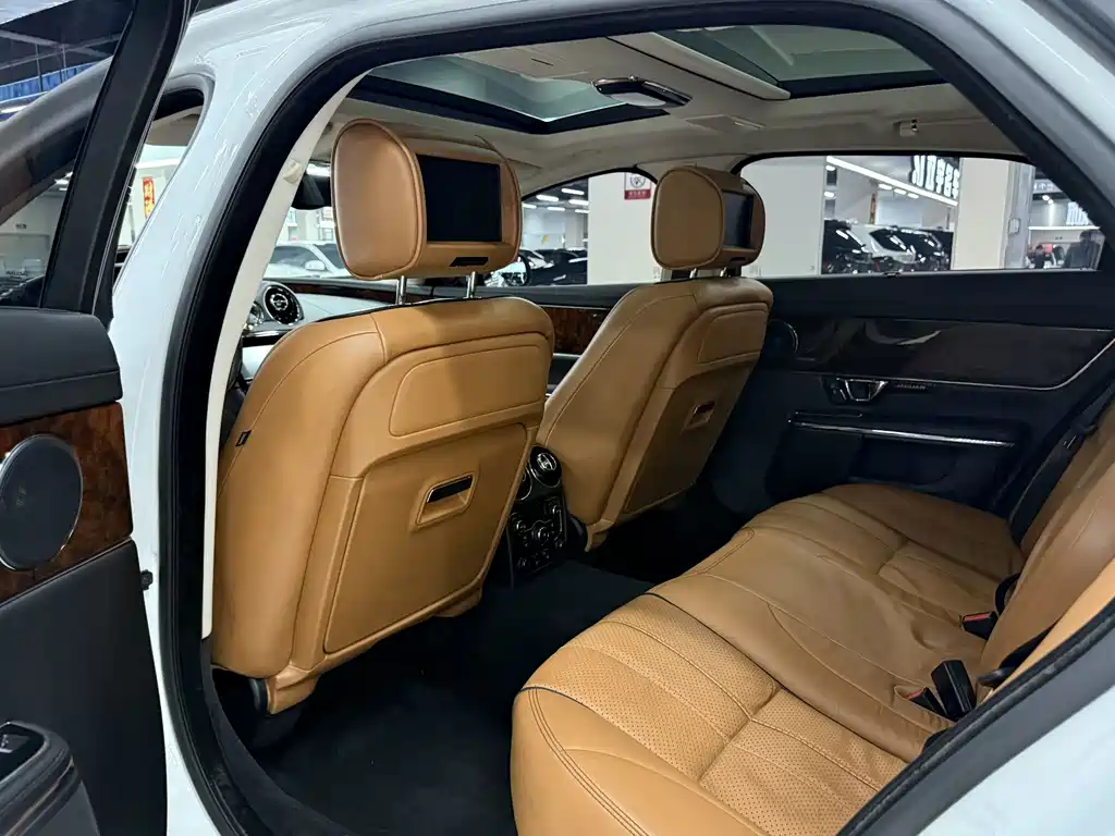 Jaguar XJ 2015 — фото 16