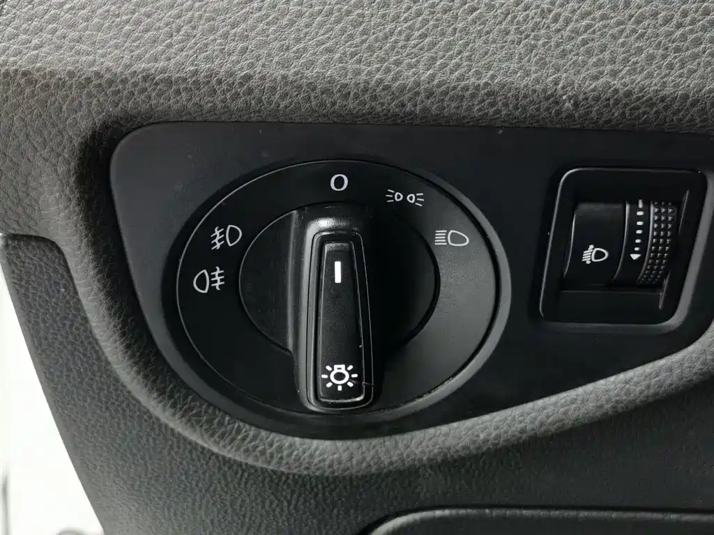 Volkswagen Touran 2018 — фото 21