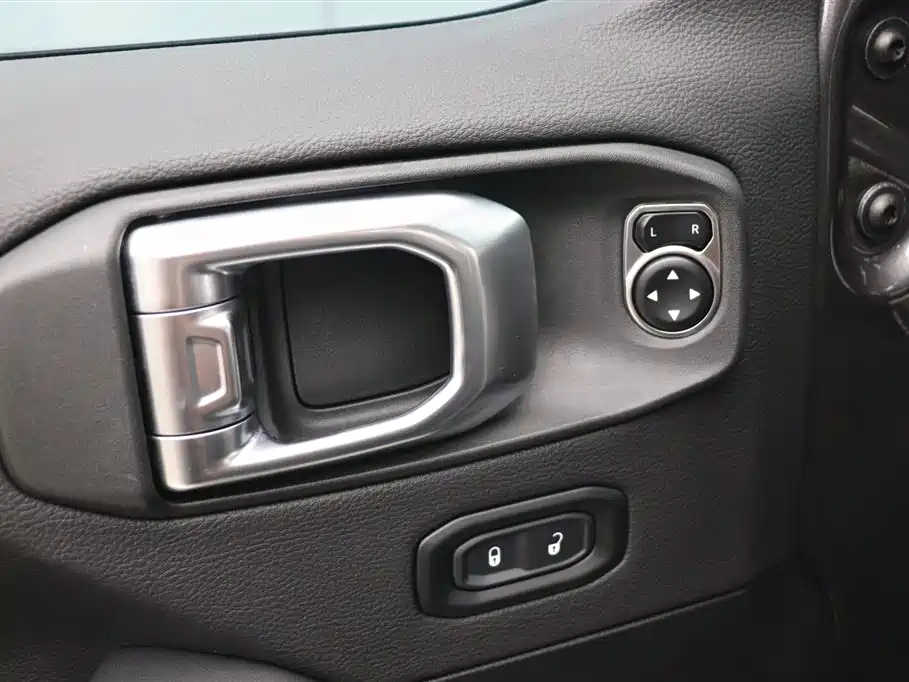 Jeep Wrangler 2023 — фото 11