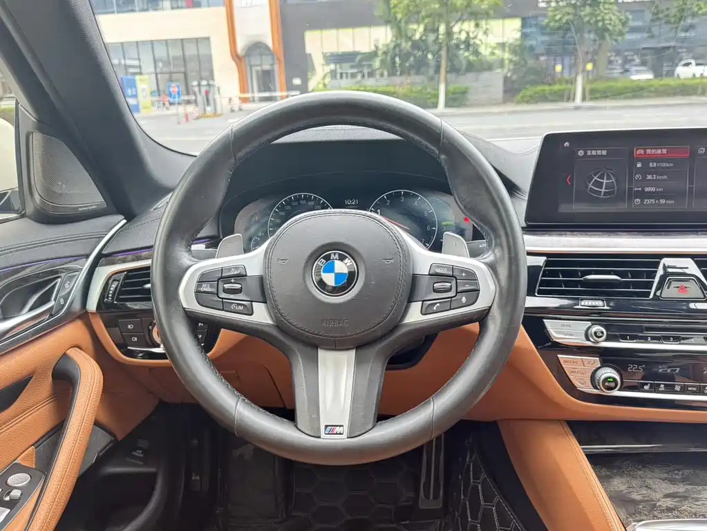 BMW 5 Series 2019 — фото 20