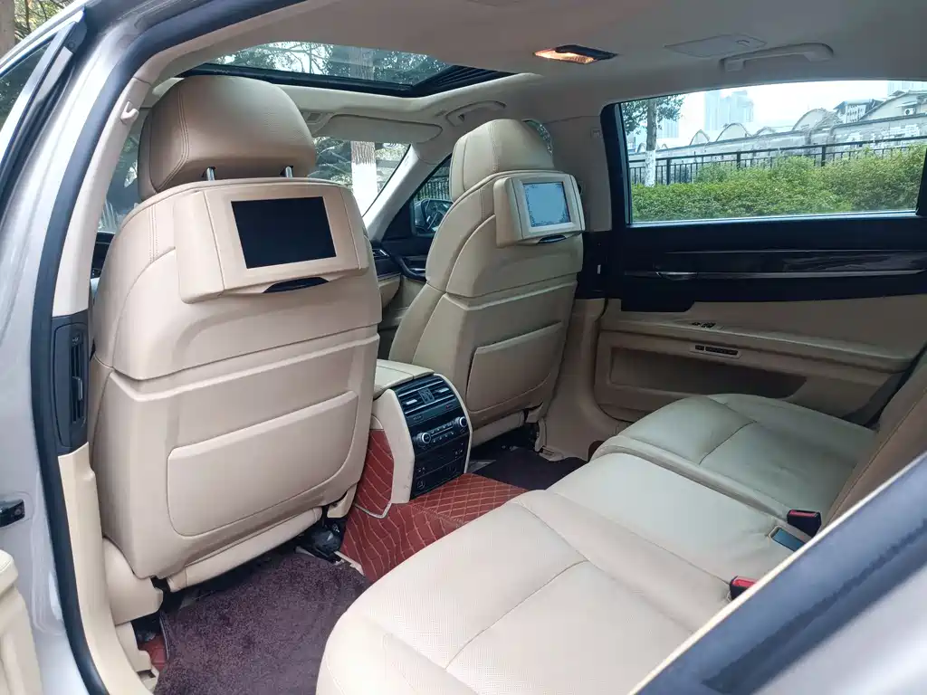 BMW 7 Series 2012 — фото 28