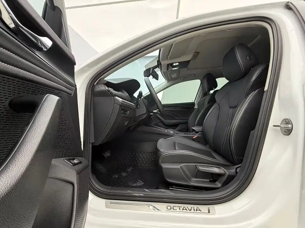 Skoda Octavia 2023 — фото 11