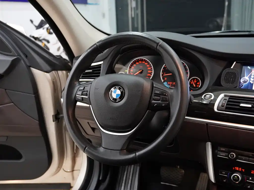 BMW 5 Series GT 2014 — фото 13