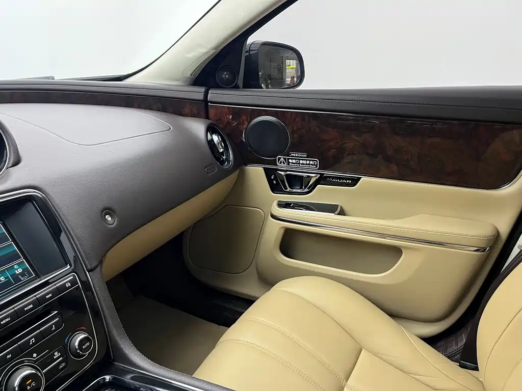 Jaguar XJ 2015 — фото 11