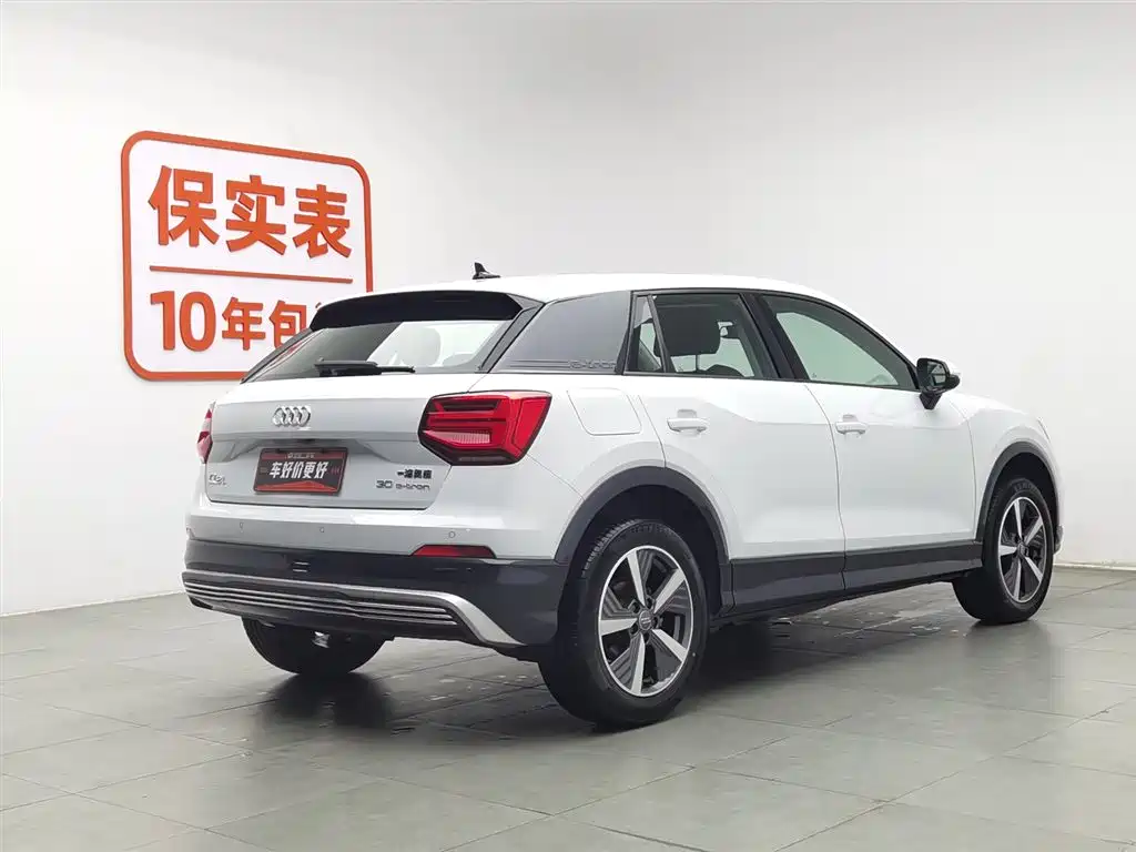 Audi Q2L e-tron 2020 — фото 2