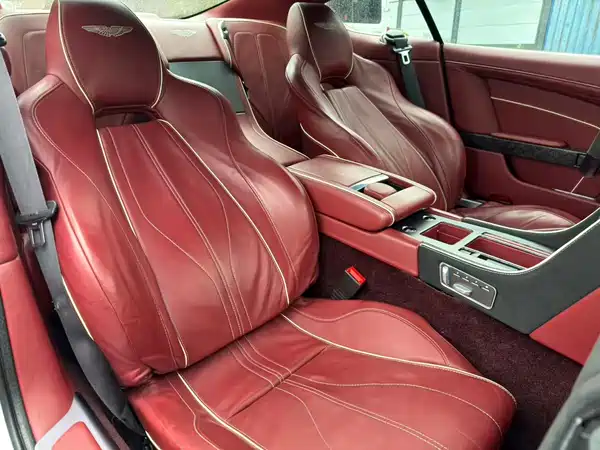 Aston Martin DB9 2015