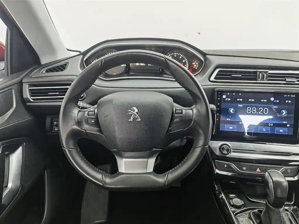 Peugeot 308 2017 — фото 11