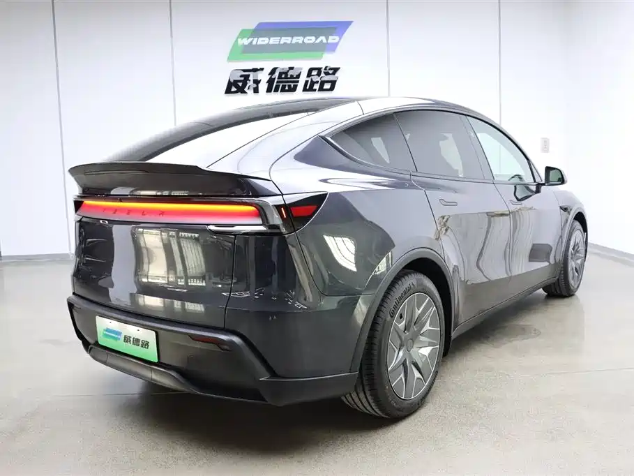 Tesla Model Y L 2026