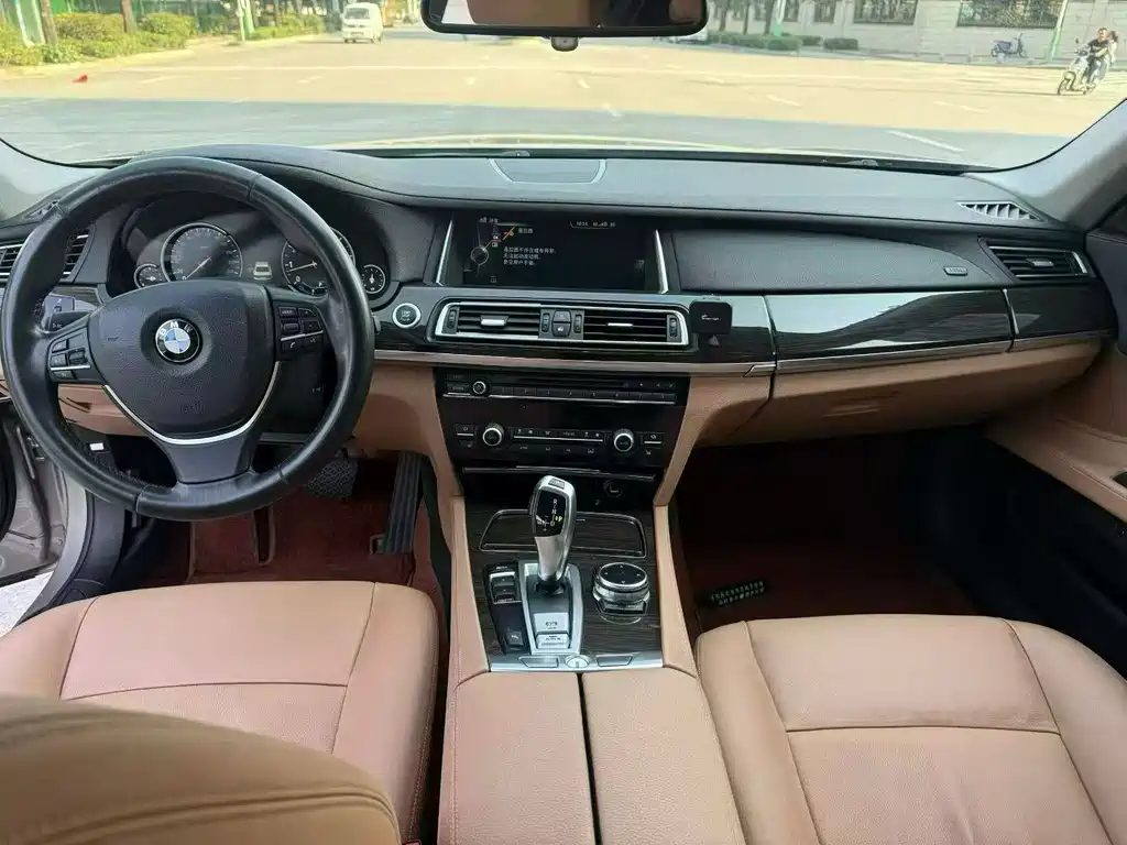 BMW 7 Series 2014 — фото 9
