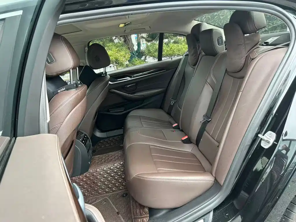 BMW 5 Series 2020 — фото 10