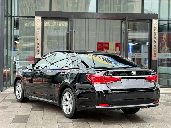 Toyota Crown 2015